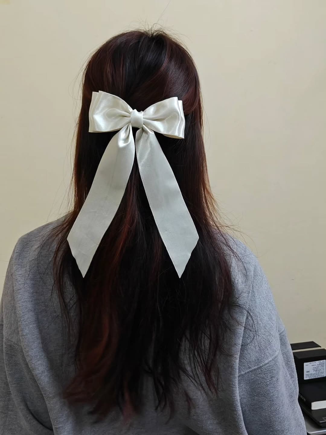 Ivory satin bow for a timeless look